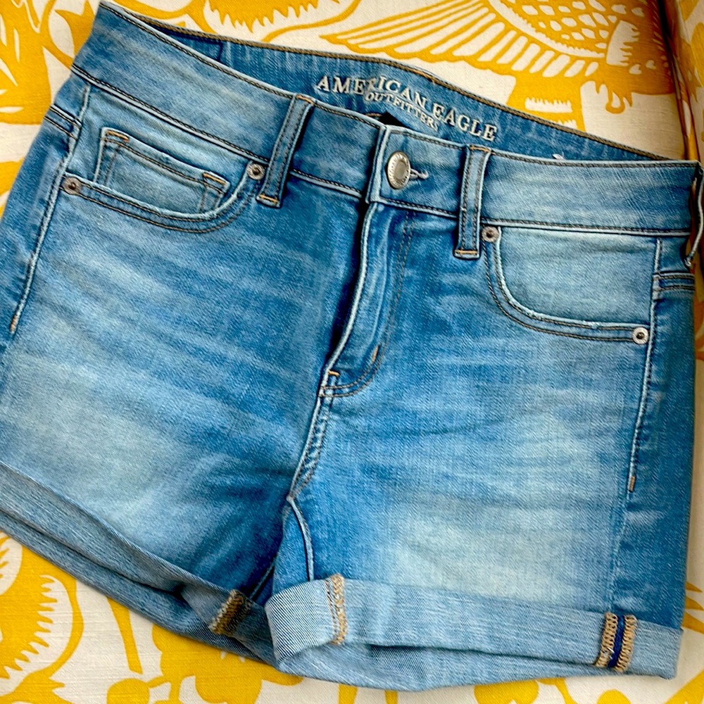 American Eagle size 4 short. Slightly used good condition. Super soft fabric